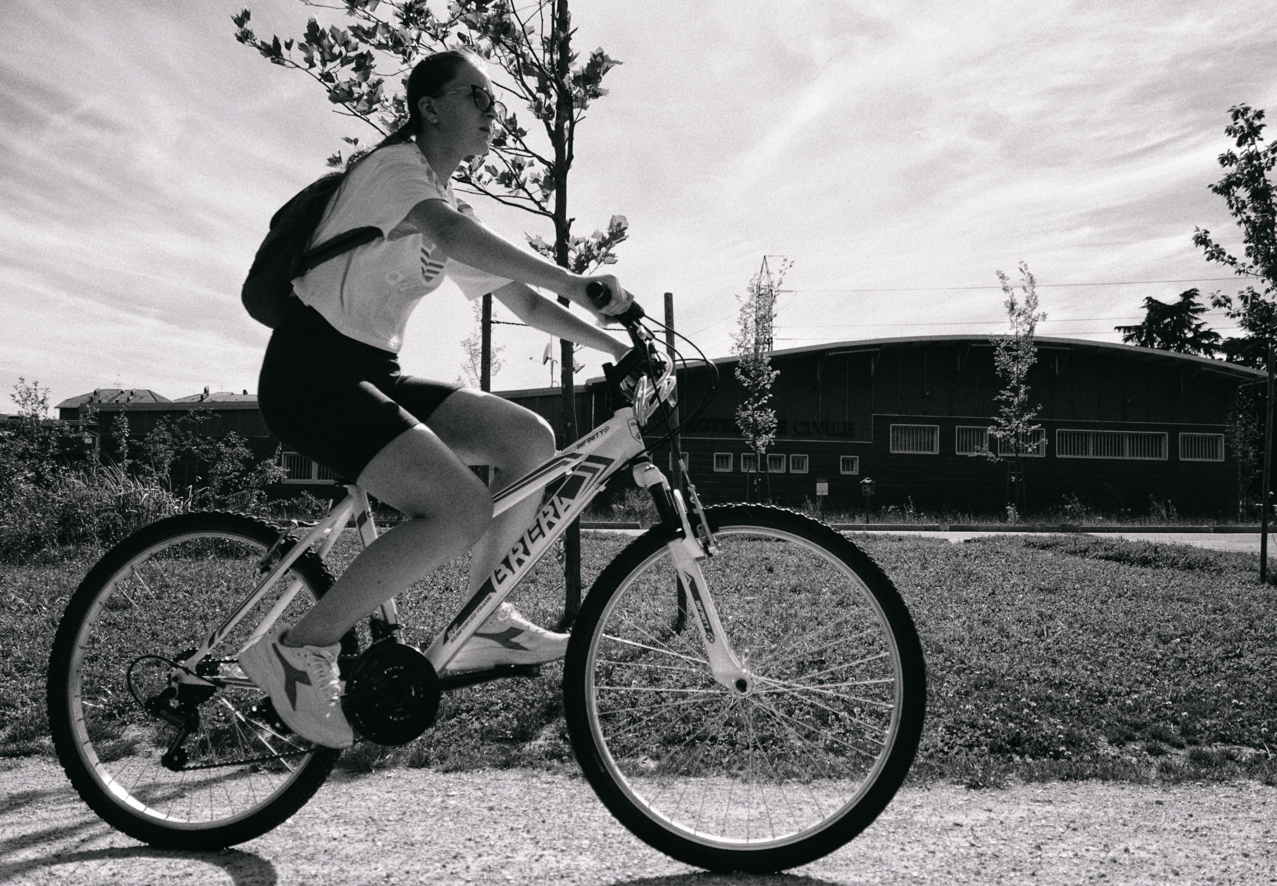 Persona montando en bici para ejercicio aeróbico moderado Fisioterapia Serenyal Madrid SIBO